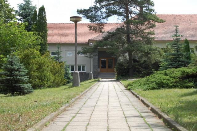 hodov6-Škola a kulturní dům.JPG